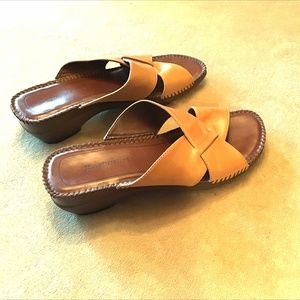 8 1/2 W Naturalizer Low-Heel Comfort Tan Sandals